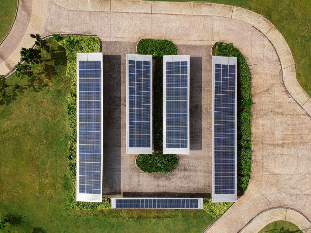 panel solar en el centro y alrededor